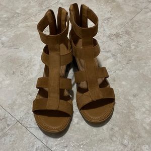 Brown Block Heel Sandals 👡